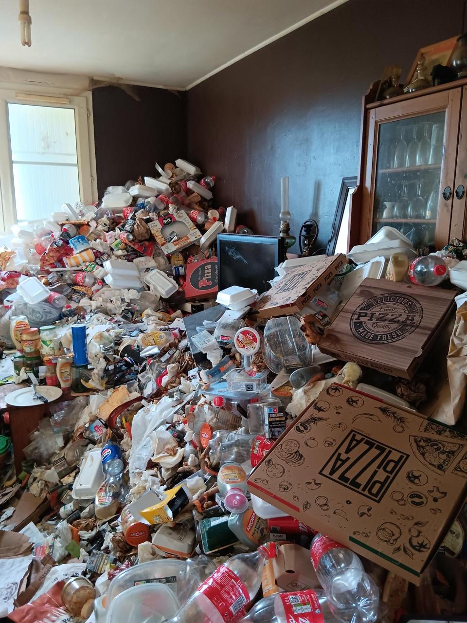 Nettoyage de logements très encombrés : L'importance d'une approche empathique IMG 20241217 WA0039